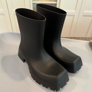 Men’s lightly worn black Trooper boots in size 46. Perfect condition.